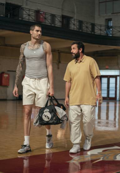 Adam Sandler dan Juancho Hernangomez (dok. IMDb/Hustle)