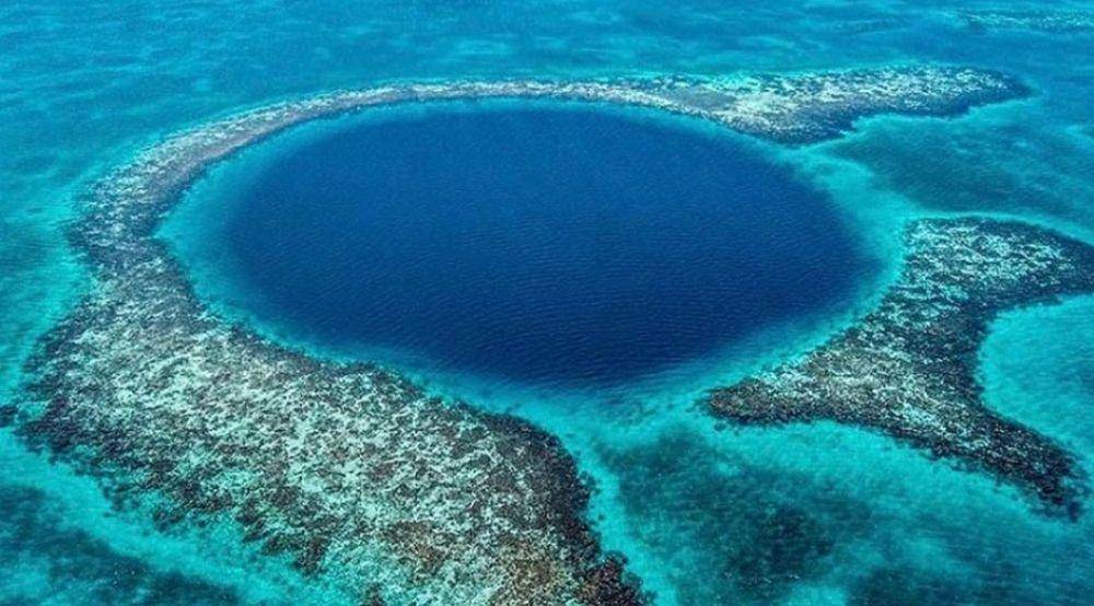 Great Blue Hole (instagram.com/oceana_bze)