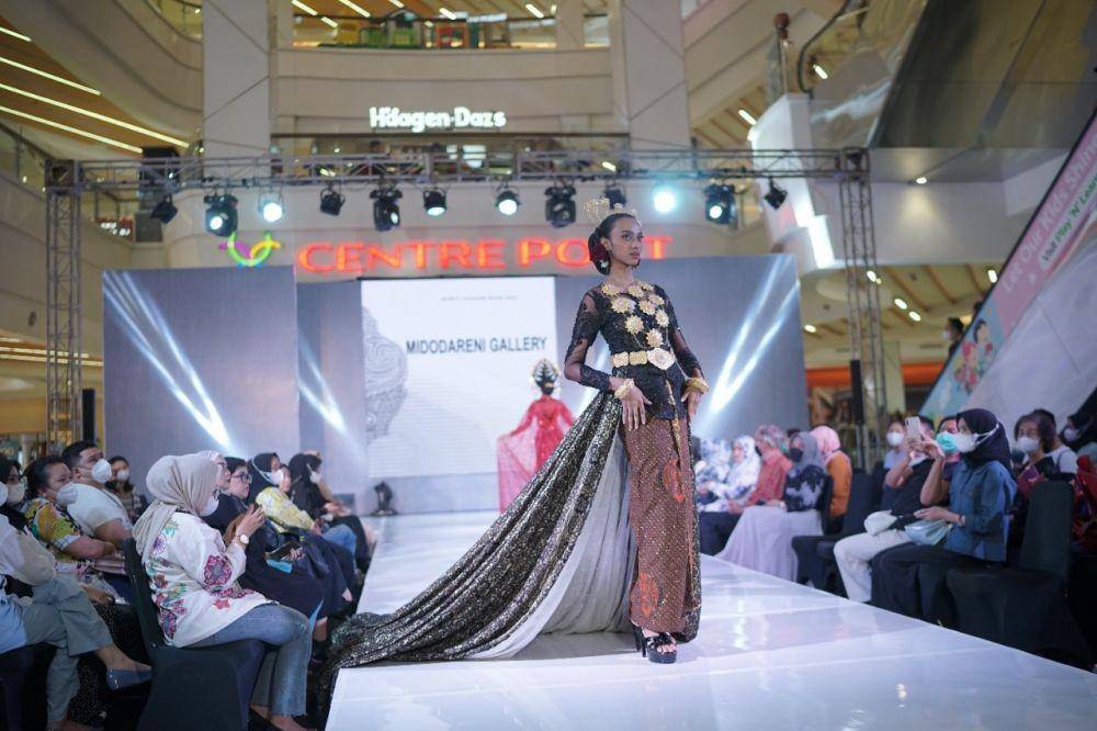 Midodareni menampilkan 10 busana tradisional di Sumut Fashion Week 2022 di Medan