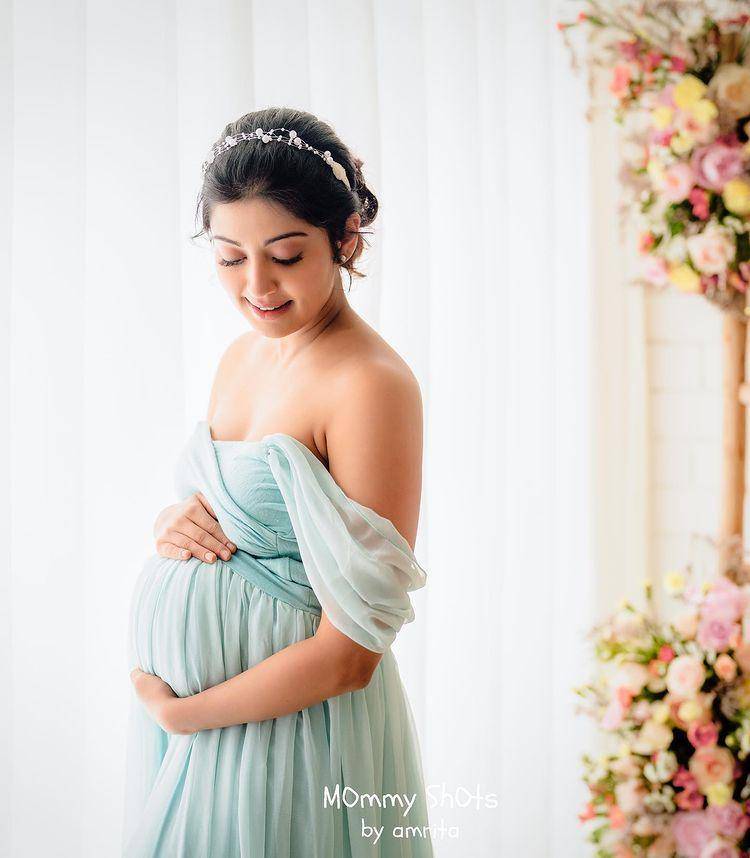 Pranitha Subhash (Mommy Shots by Amrita via instagram.com/pranitha.insta)