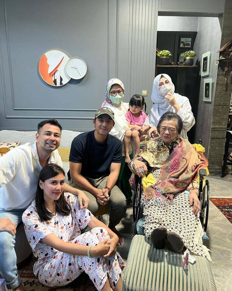 Momen mamih Popon bertemu Arya Saloka. (instagram.com/raffinagita1717)