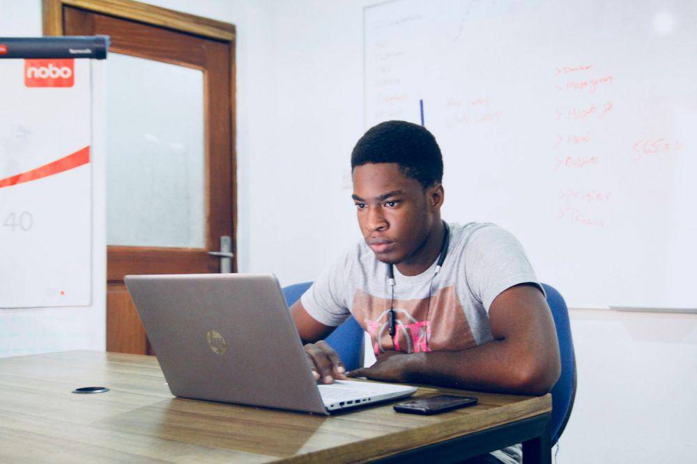 orang didepan laptop (unsplash.com/@heylagostechie)
