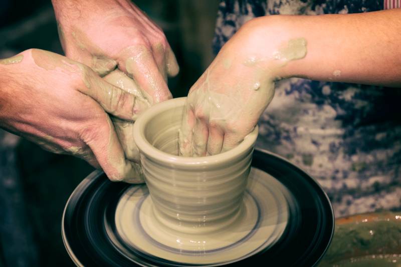 Membuat handicraft sebagai ide ngedate (canva.com)