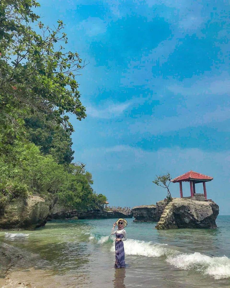 Pantai Karang Bolong (instagram.com/ayupradifta23)