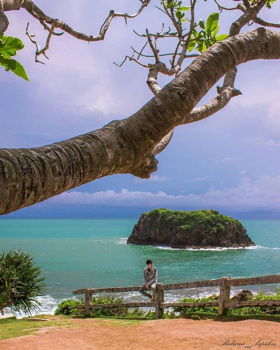 Pantai Karang Tawulan (instagram.com/_ridwan.saputra_)