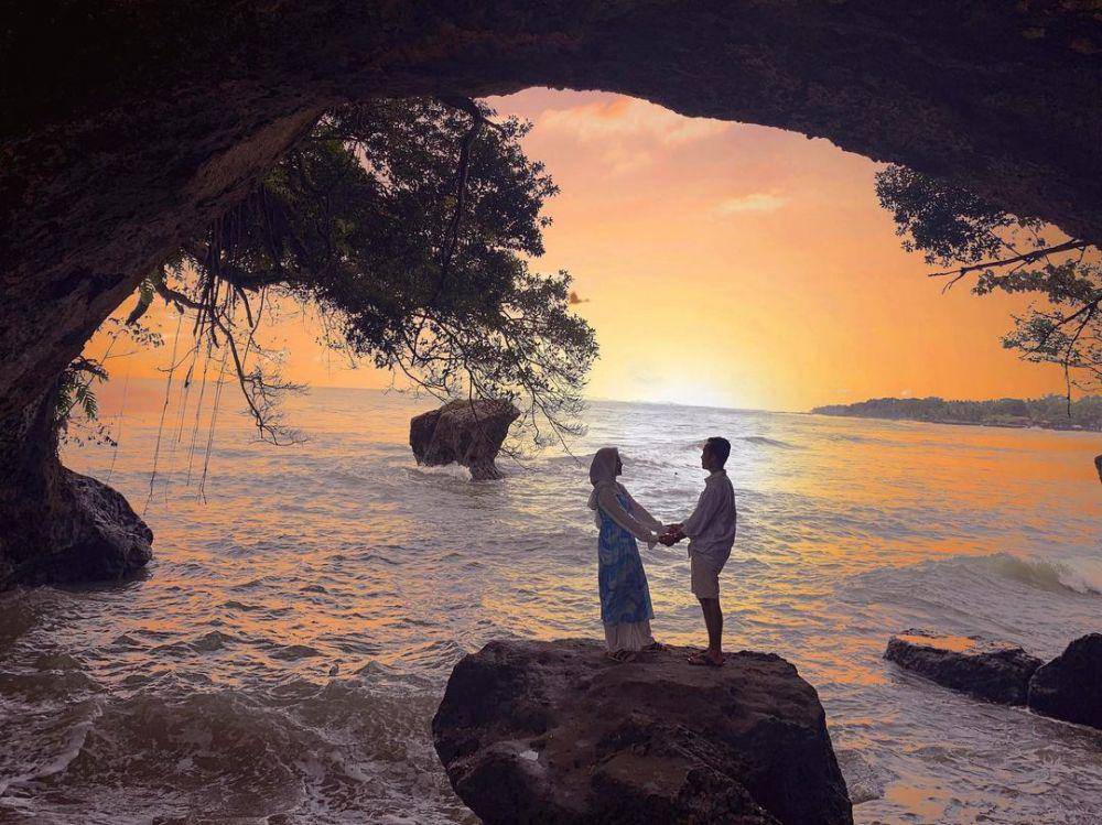 Pantai Karang Bolong (instagram.com/eva.alviah)
