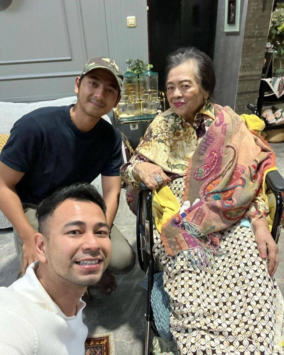 Momen mamih Popon bertemu Arya Saloka. (instagram.com/raffinagita1717)