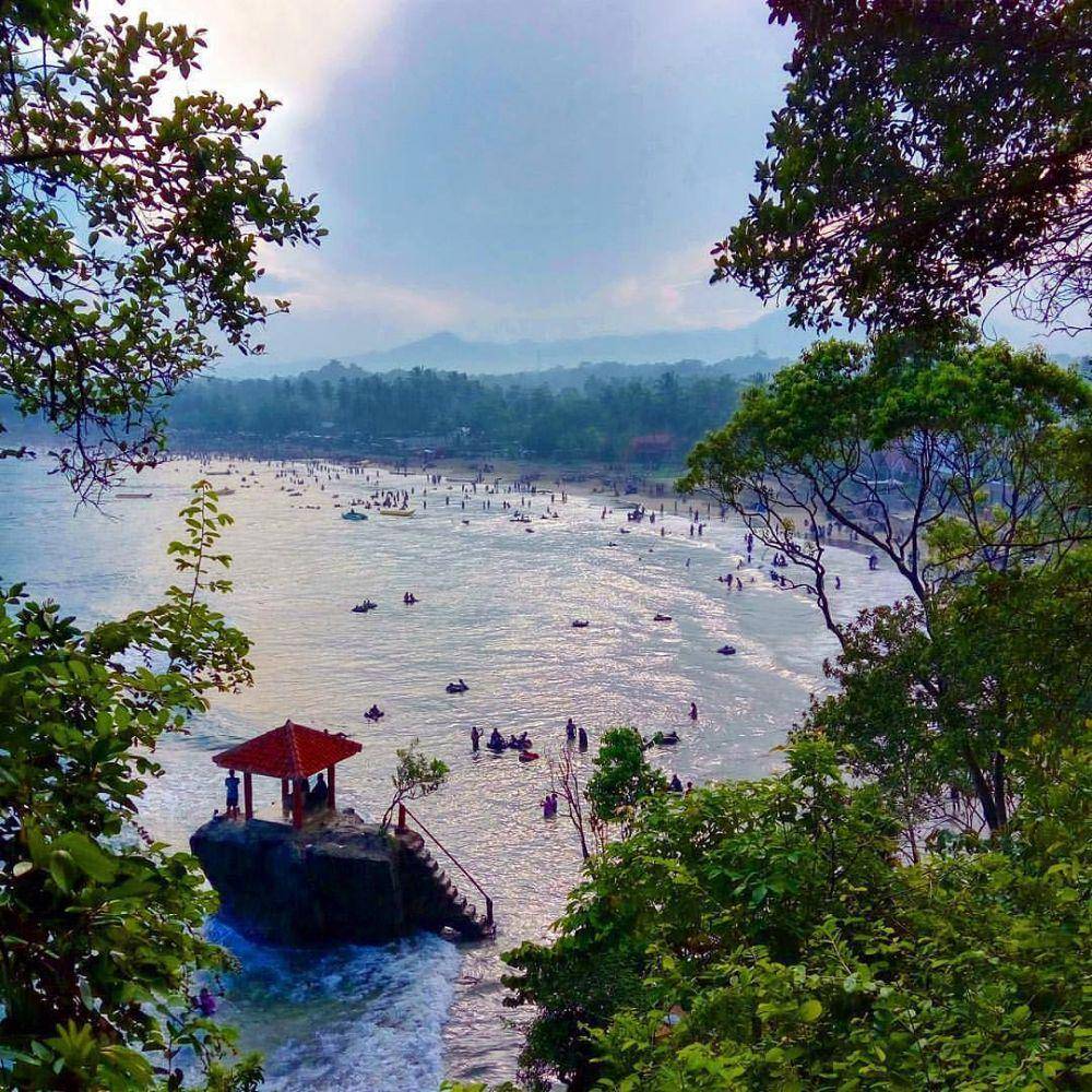Pantai Karang Bolong (instagram.com/robi_junians)