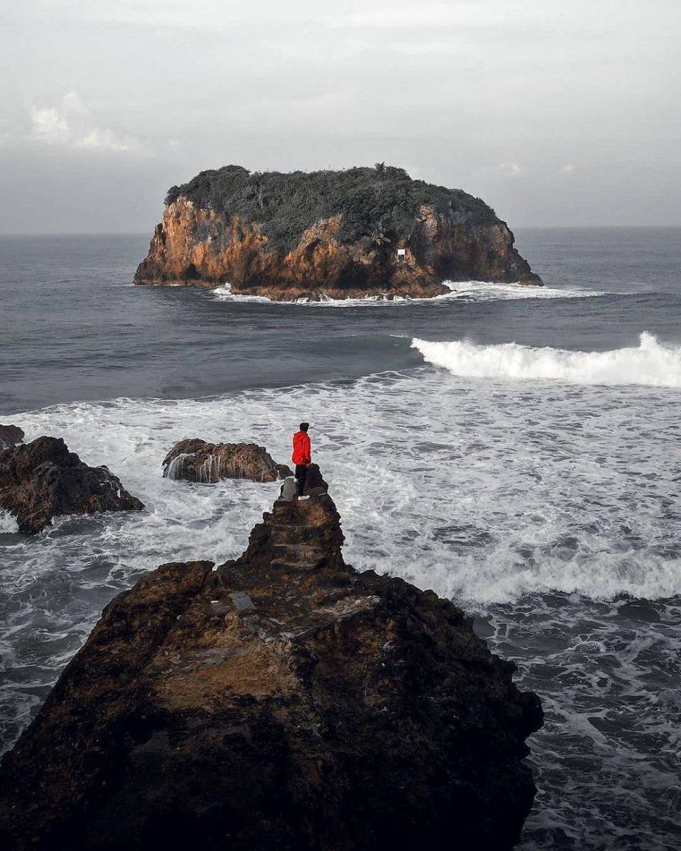 Pantai Karang Tawulan (instagram.com/azisjs)