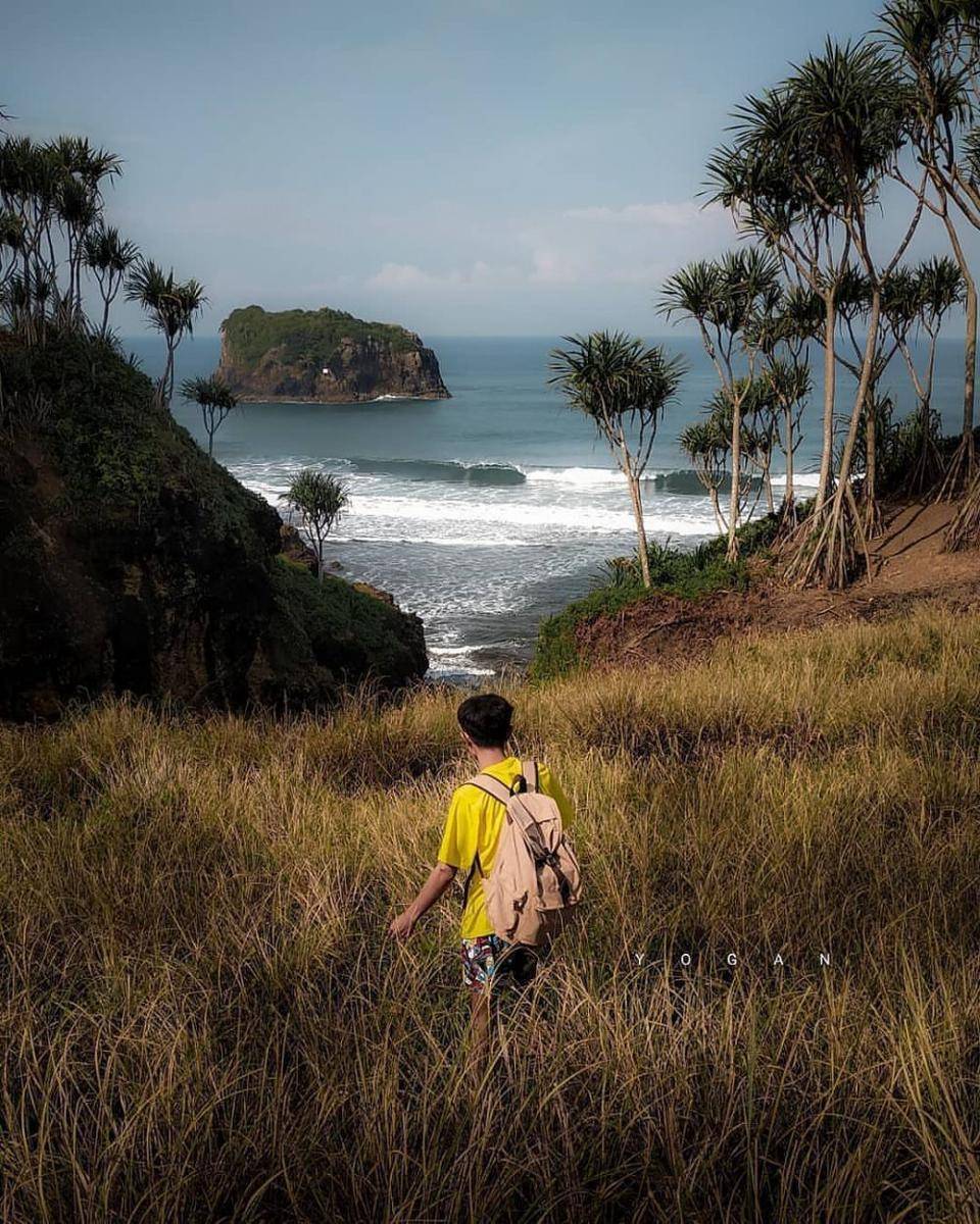 Pantai Karang Tawulan (instagram.com/backpackerkentang)