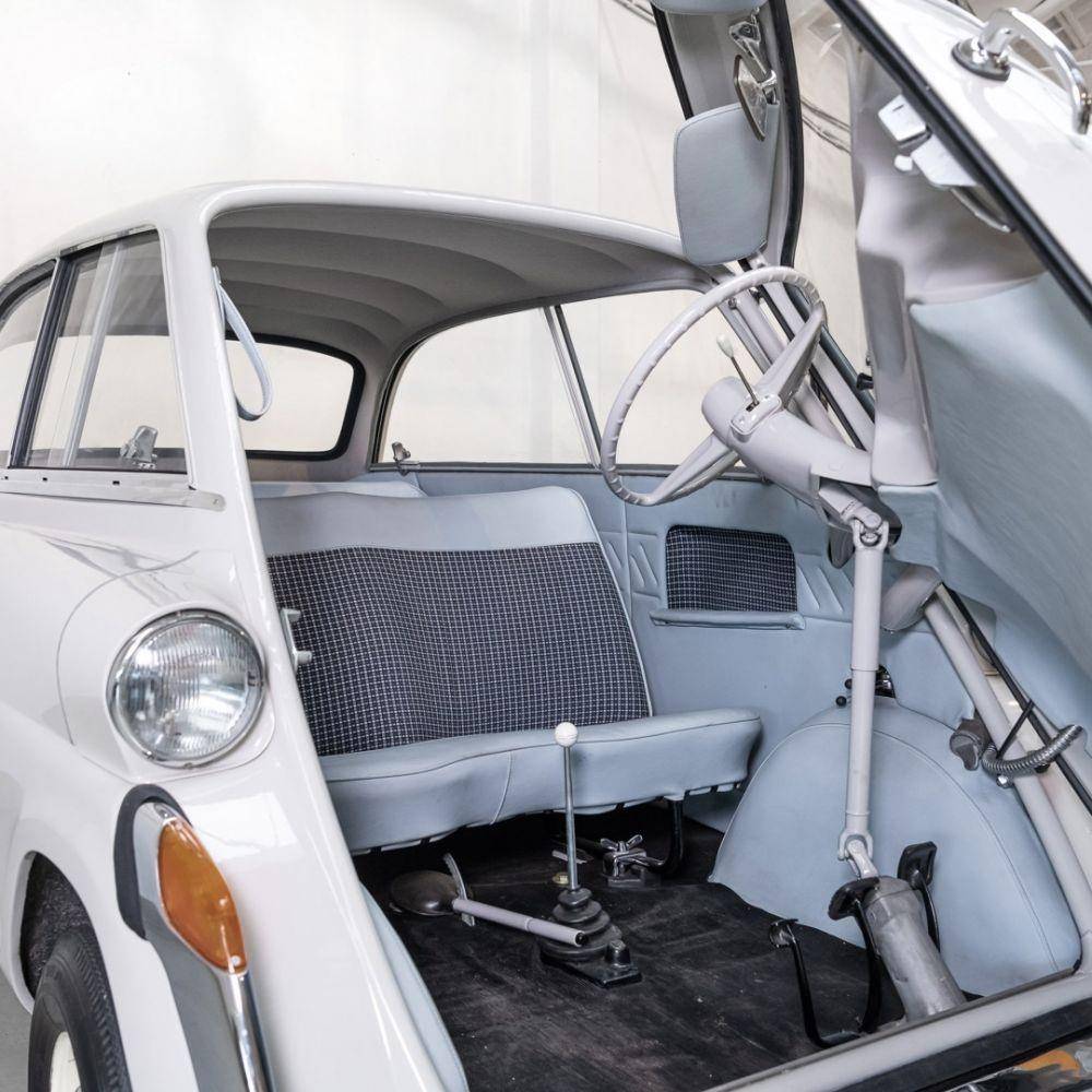 Ilustrasi jenis pintu mobil dari muka depan BMW Isetta 600 (instagram.com/coolclassicclub)