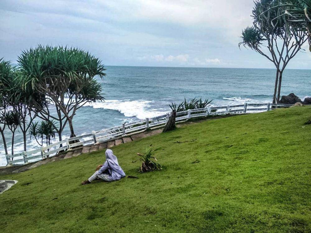 Pantai Karang Tawulan (instagram.com/akmaliafadillah)