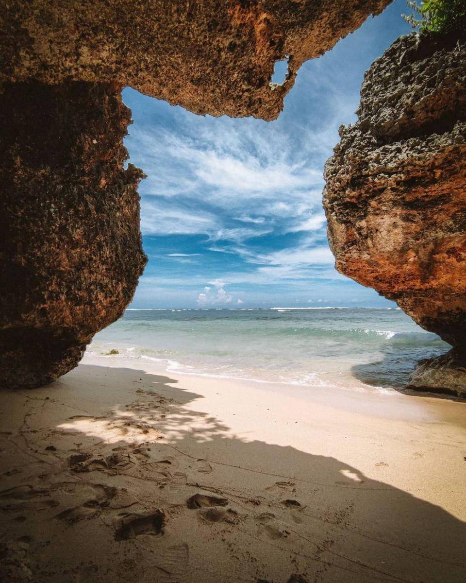 Pantai Pura Geger (instagram.com/ericandoko)
