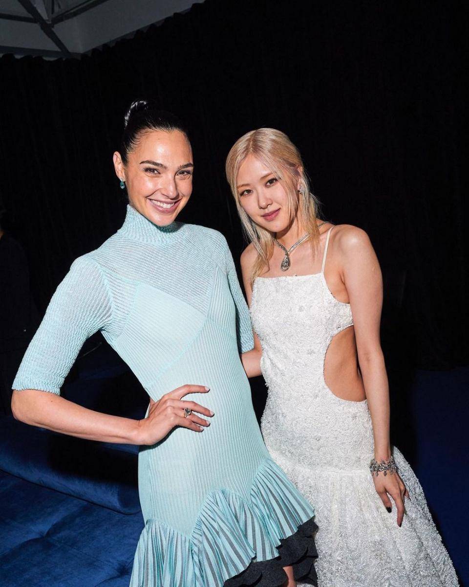 Rose dan Gal Gadot di Saatchi Galery pada acara pameran Tiffany and Co (dok. instagram.com/saskialawaks)