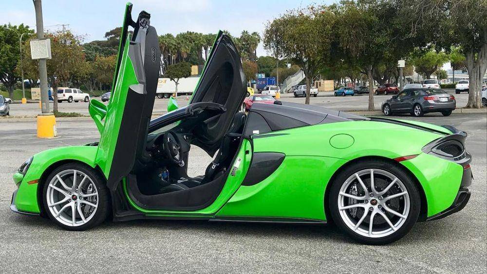 Ilustrasi jenis pintu mobil dihedral doors (instagram.com/supercar_adventurer)