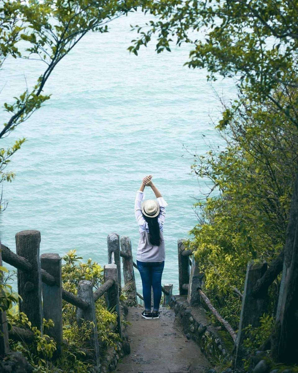 Pantai Karang Bolong (instagram.com/leli_listiyawidari)