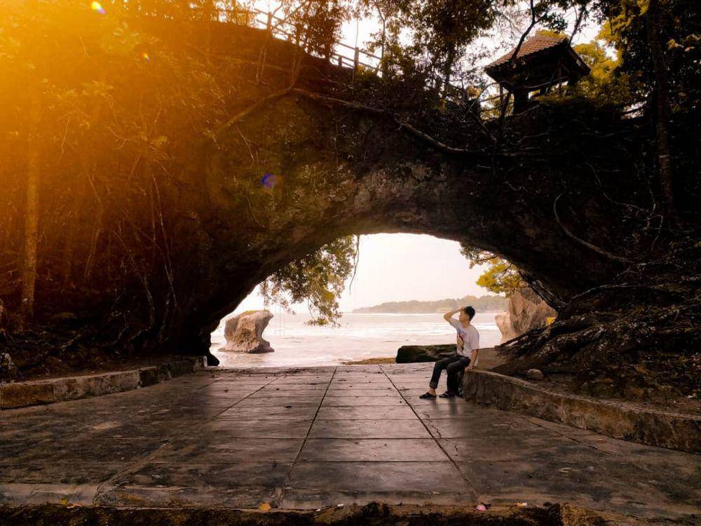 Pantai Karang Bolong (instagram.com/t____aland)