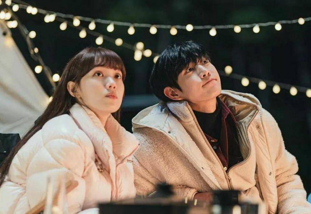 Lee Sung Kyung dan Kim Young Dae di drama Shooting Stars (instagram.com/tvnshootingstars)