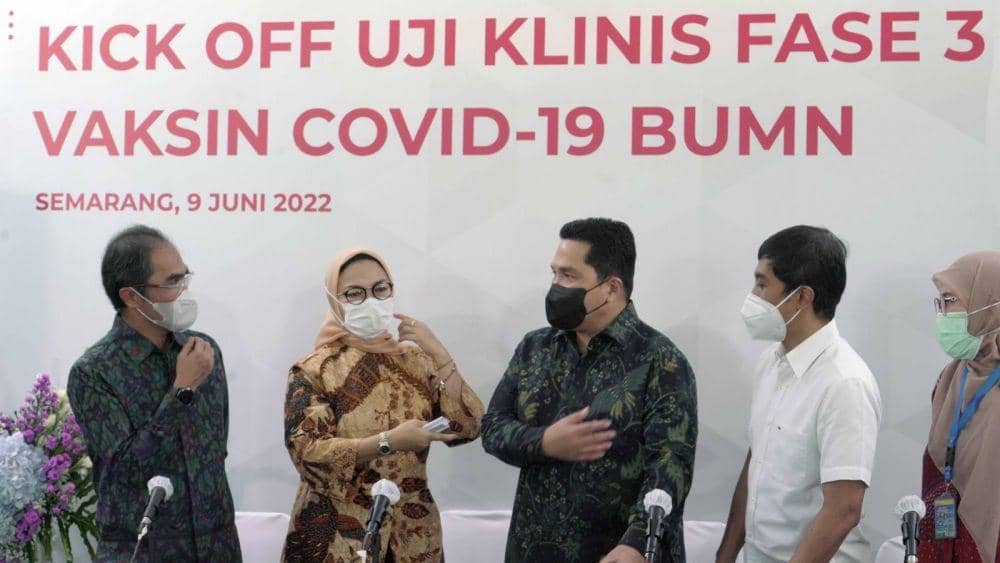 Menteri BUMN RI Erick Thohir (ketiga dari kiri), Wakil Menteri Kesehatan RI, Dante Saksono Harbuwono (kedua dari kanan), Kepala BPOM Penny Lukito (kedua dari kiri), Direktur Utama Bio Farma, Honesti Basyir (paling kiri) dan Peneliti Utama Center Semarang dr Yetty Movieta Nency, Sp.A(K) dalam kesempatan Konferensi Pers Kick Off Uji Klinis Fase 3 Vaksin Covid-19 BUMN, di Lab Sentral RSND FK Undip Semarang, pada tanggal 9 Juni 2022. (Dok. Bio Farma)