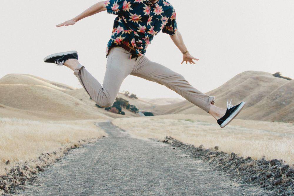 ilustrasi celana chinos merek lokal (unsplash.com/CalebWoods)