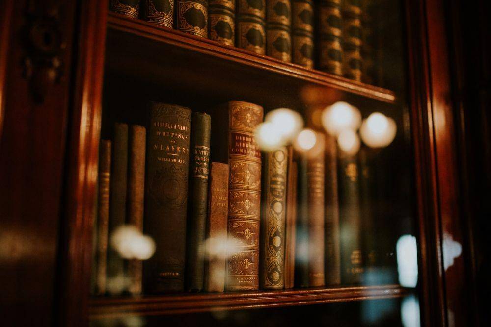 ilustrasi buku sejarah (unsplash.com/Clarisse Meyer)