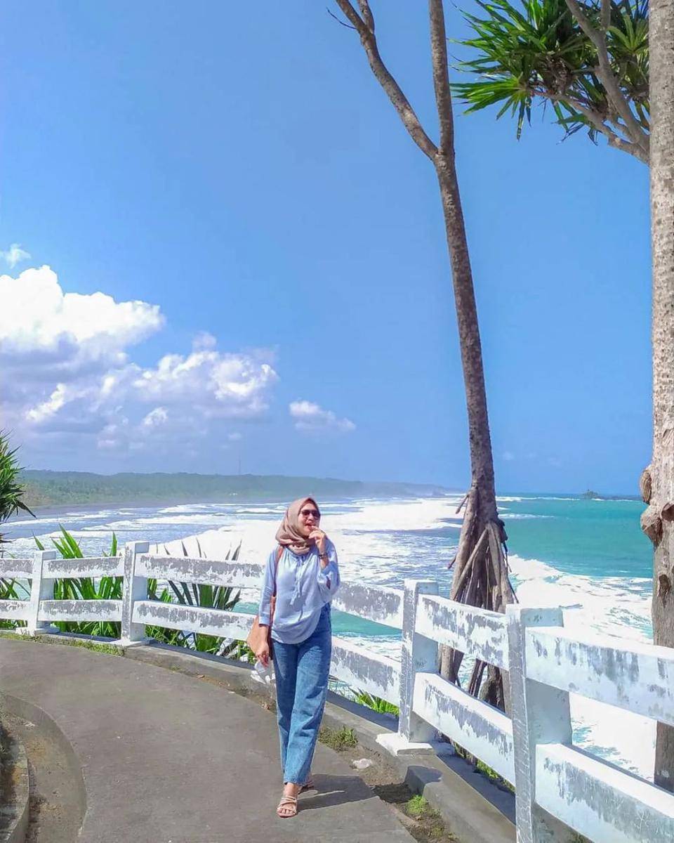 Pantai Karang Tawulan (instagram.com/akureni__)