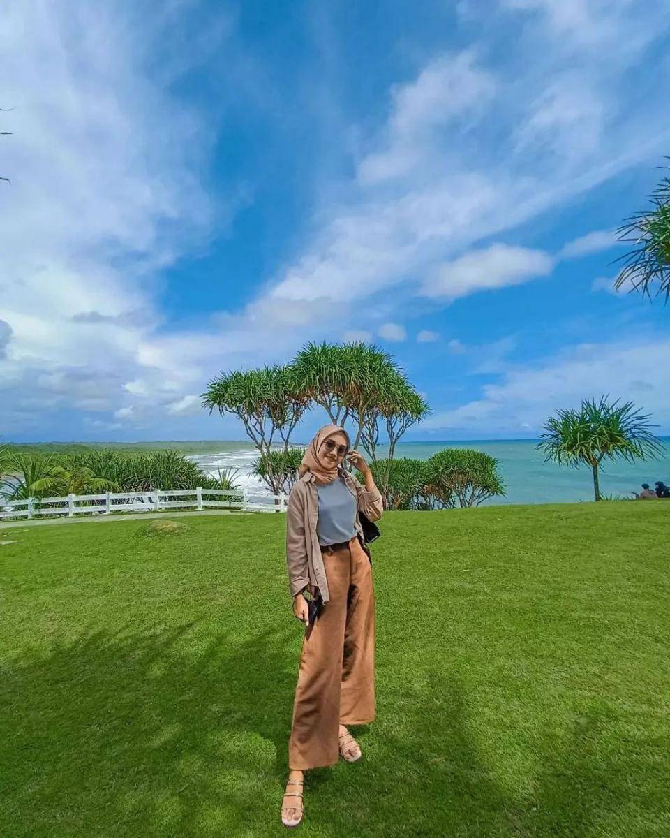 Pantai Karang Tawulan (instagram.com/ftrrrr__)