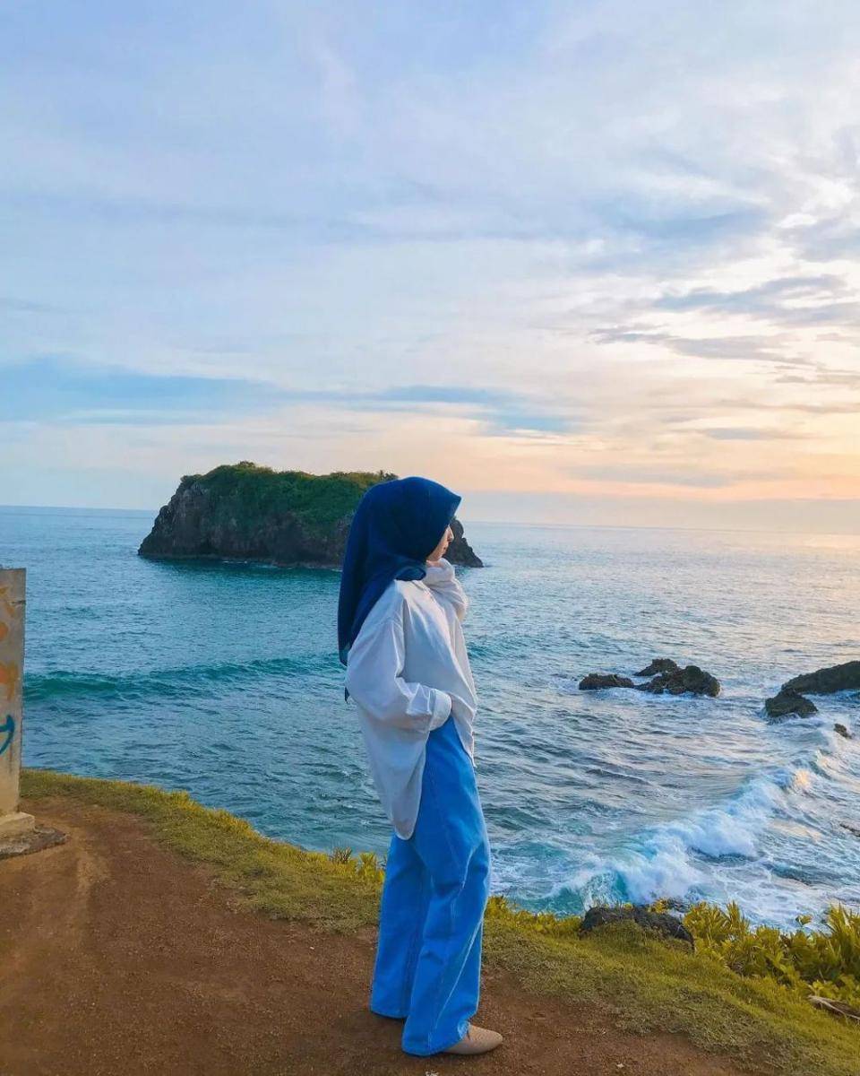 Pantai Karang Tawulan (instagram.com/milanisssss)