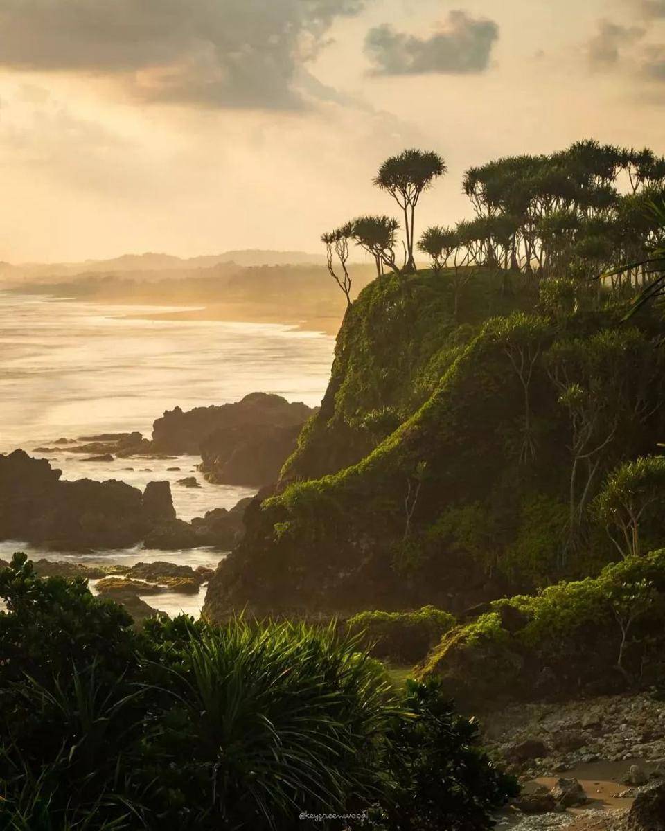Pantai Karang Tawulan (instagram.com/keygreenwood)