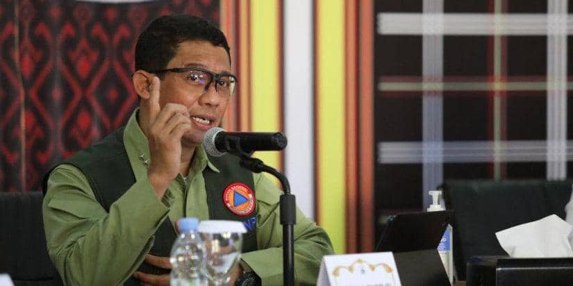 Kepala Kepala BNPB Letjen TNI Suharyanto memberikan arahan pada Rapat Koordinasi Penanganan Gempabumi M 5.8 Mamuju di Kantor Gubernur Provinsi Sulawesi Barat, Kamis (9/6). (Komunikasi Kebencanaan BNPB/Danung Arifin)