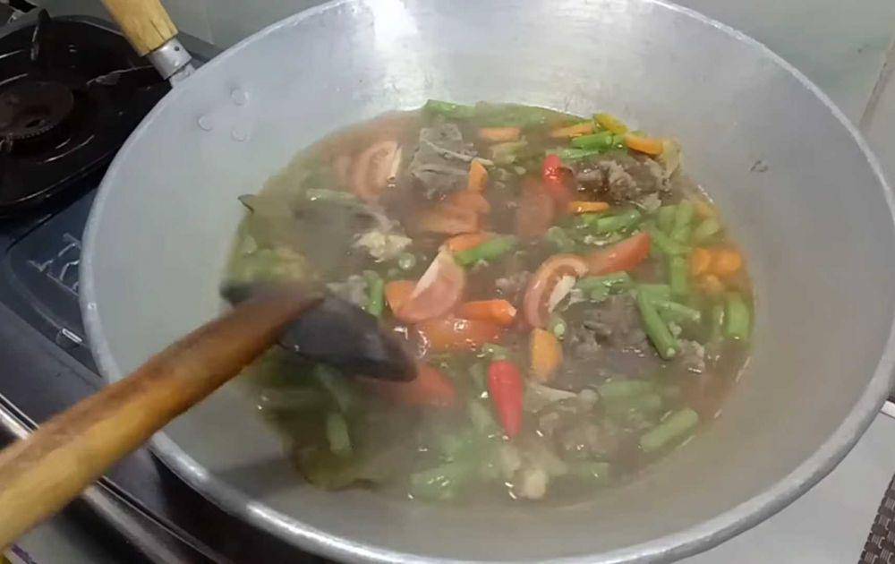 memasak asem-asem iga sapi (youtube.com/resep simbok)