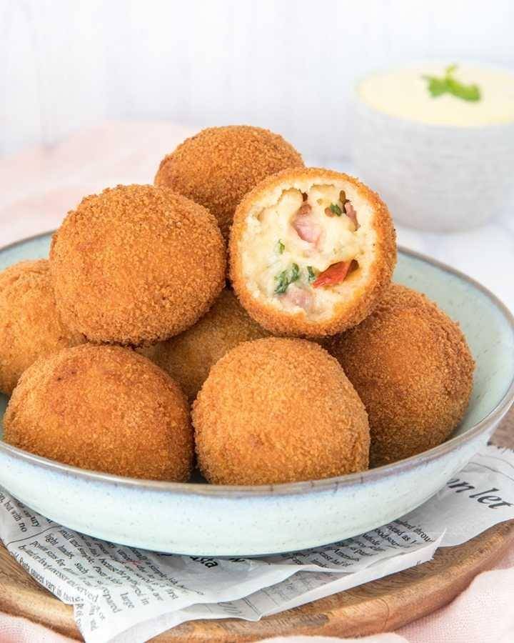 ilustrasi Bitterballen (instagram.com/laurasbakery)