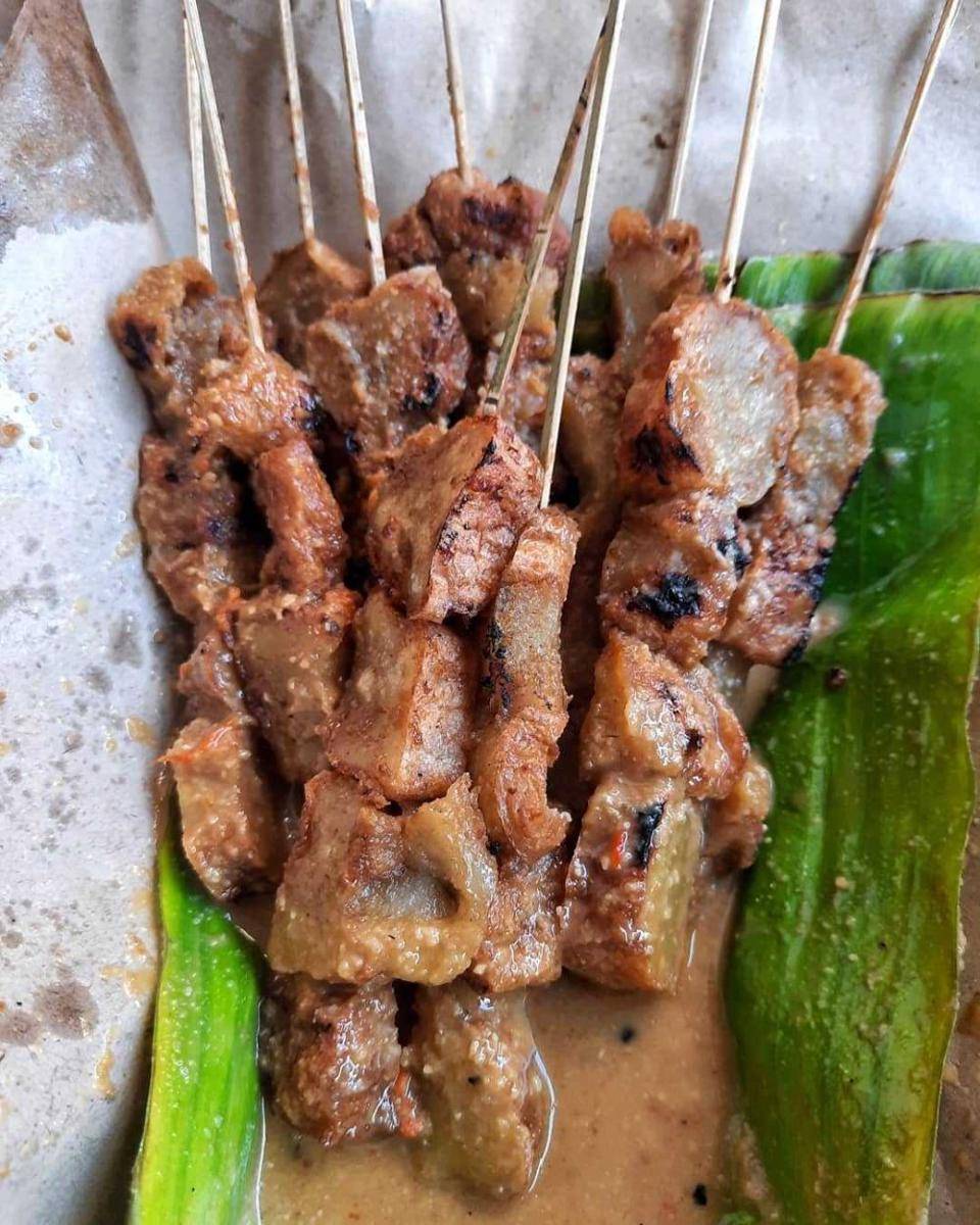 sate tahu bumbu kacang (instagram.com/njajan.tulungagung)