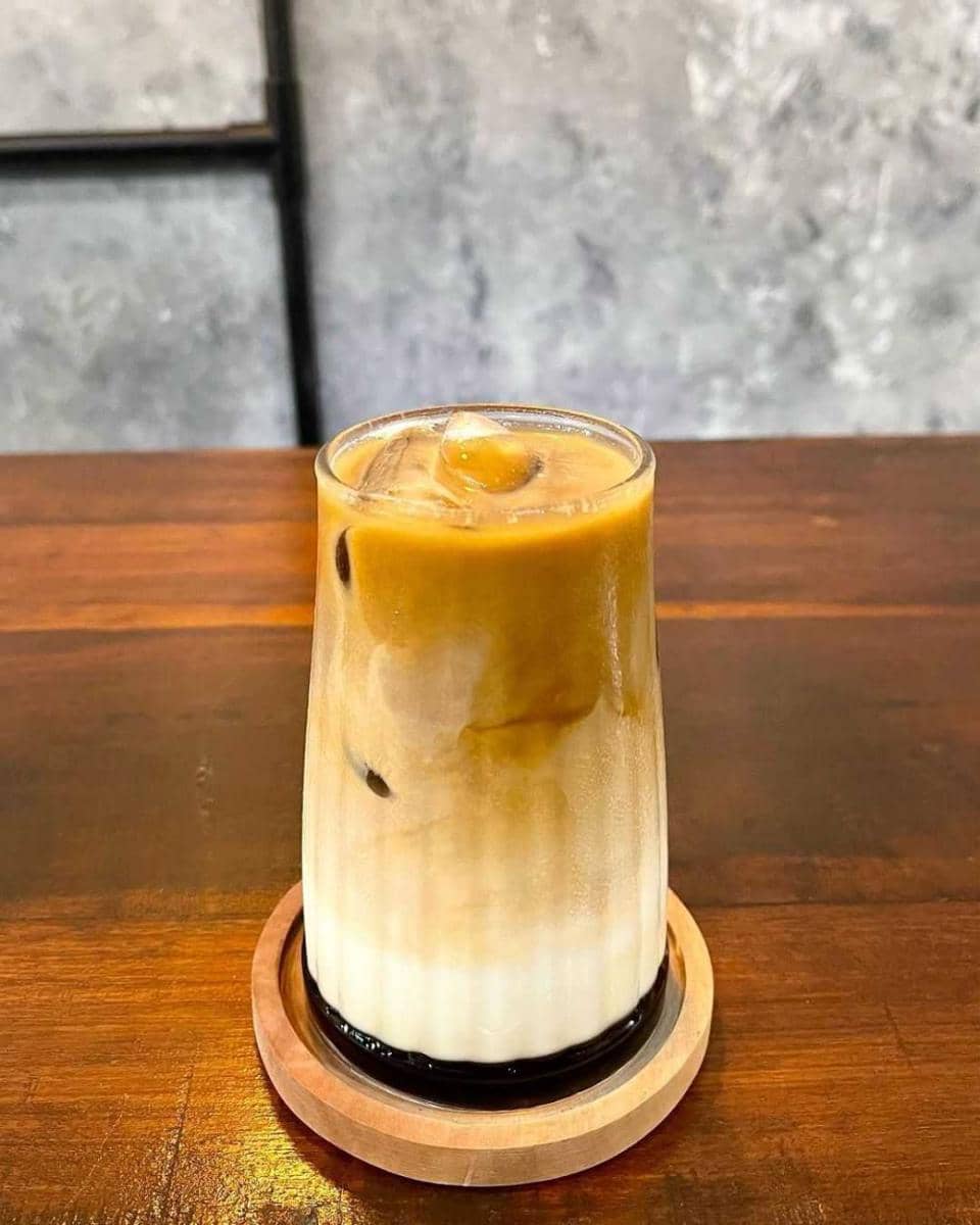 kopi susu gula aren (instagram.com/calvary.coffee)
