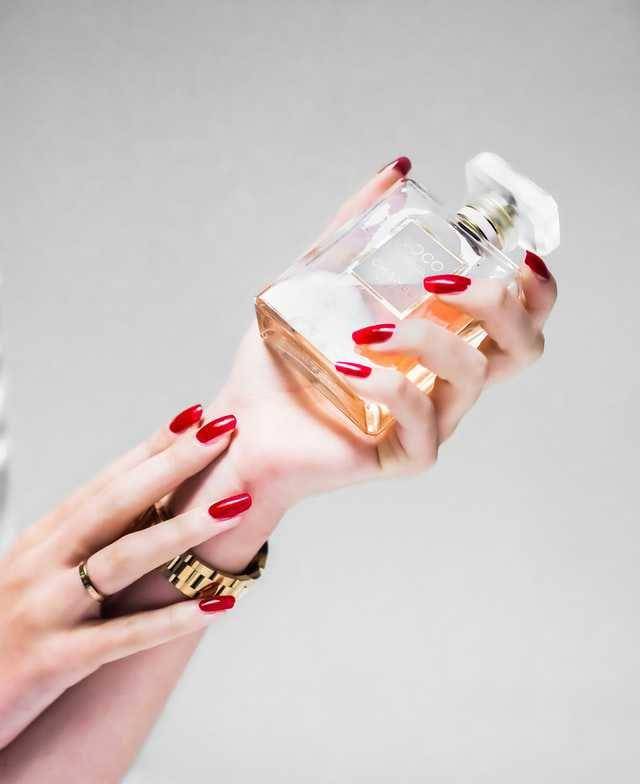 ilustrasi menggunakan parfum (unsplash.com/Laura Chouet)