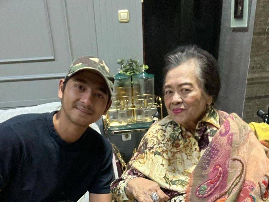 Momen mamih Popon bertemu Arya Saloka. (instagram.com/raffinagita1717)