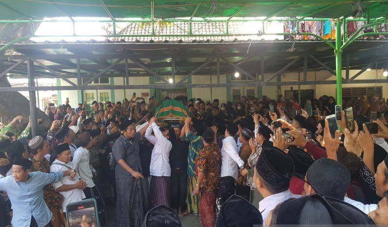 Ribuan Pelayat Memadati Kediaman Kiai Dimyati Rois. (ANTARA/Immanuel Citra Senjaya).