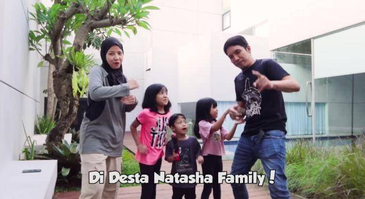 potret keluarga Desta (youtube.com/Desta Natasha Family)