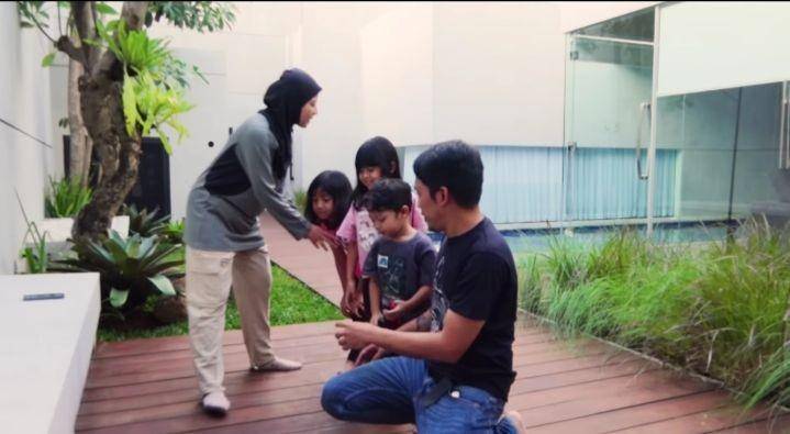 potret keluarga Desta (youtube.com/Desta Natasha Family)