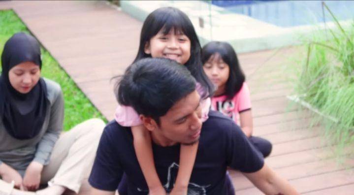 potret keluarga Desta (youtube.com/Desta Natasha Family)