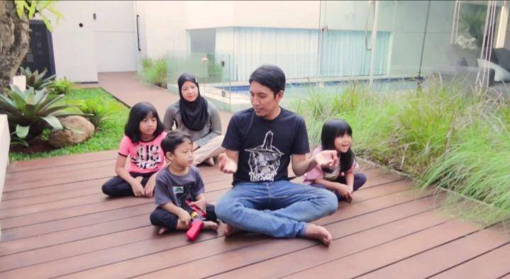 potret keluarga Desta (youtube.com/Desta Natasha Family)