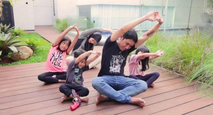 potret keluarga Desta (youtube.com/Desta Natasha Family)