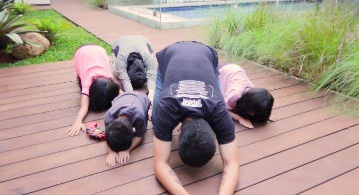 potret keluarga Desta (youtube.com/Desta Natasha Family)