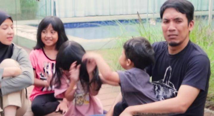 potret keluarga Desta (youtube.com/Desta Natasha Family)