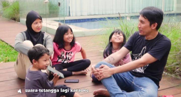 potret keluarga Desta (youtube.com/Desta Natasha Family)