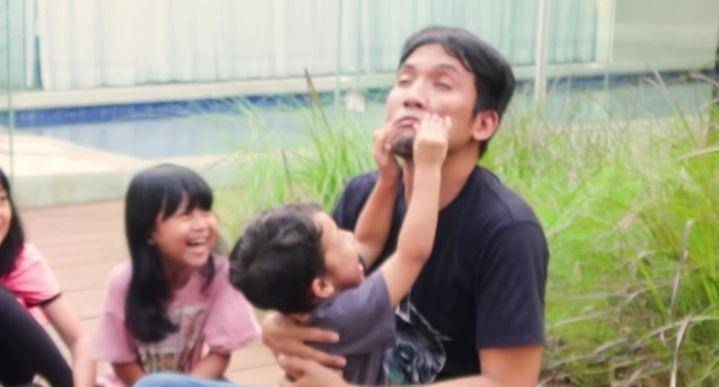 potret keluarga Desta (youtube.com/Desta Natasha Family)