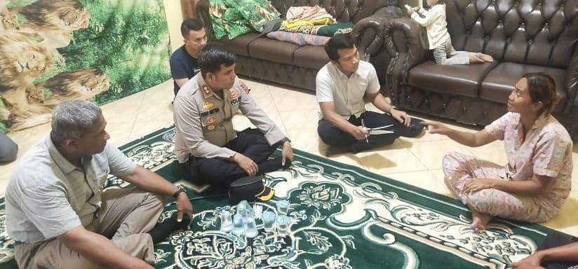 kapolres Binjai AKBP Ferio Sano Ginting, ketika mengunjungi kediaman korban (IDN Times/ istimewa)