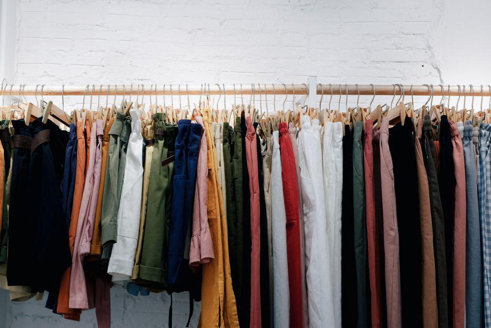 5 Warna Celana yang Semua Pria Wajib Miliki, Apa Saja?