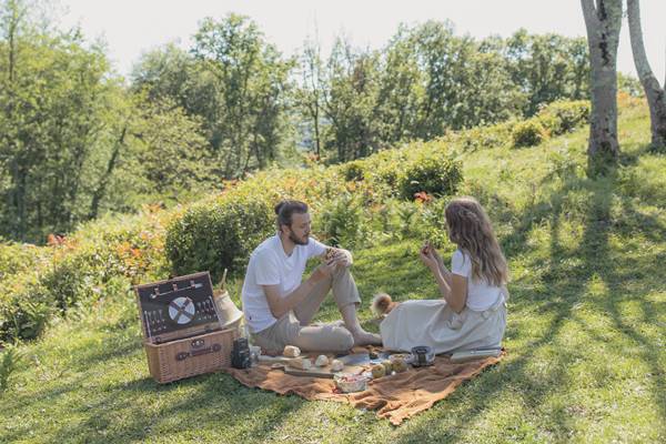 Piknik sebagai ide ngedate (unsplash.com/javaistan)