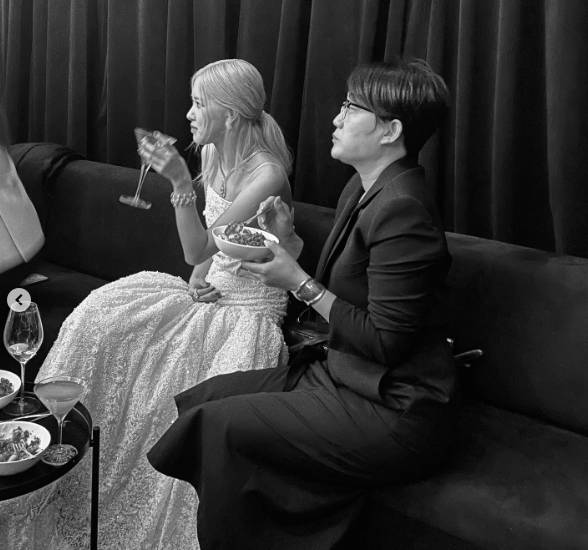 Rose Blackpink sedang menyantap hidangan makan malam (dok. instagram.com/laraworthington)